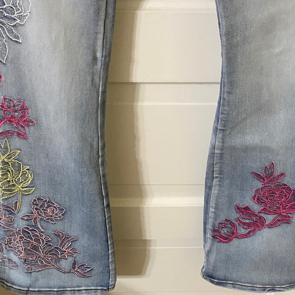 Oli & Hali Embroidered Floral Flare Jeans Size Small - Picture 4 of 13